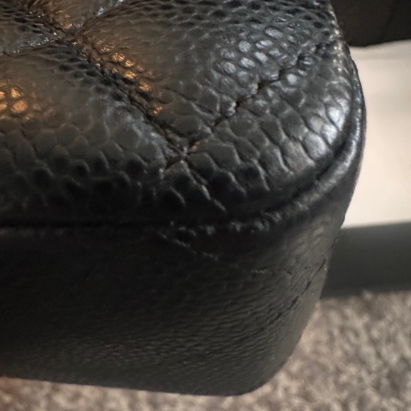 CHANEL Medium Caviar in GHW - Picture 5 of 11